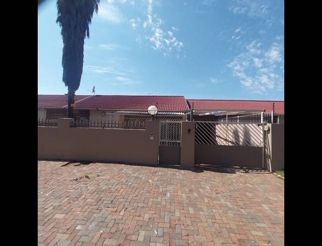 3 BEDROOM TOWNHOUSE FOR SALE IN RYNSOORD